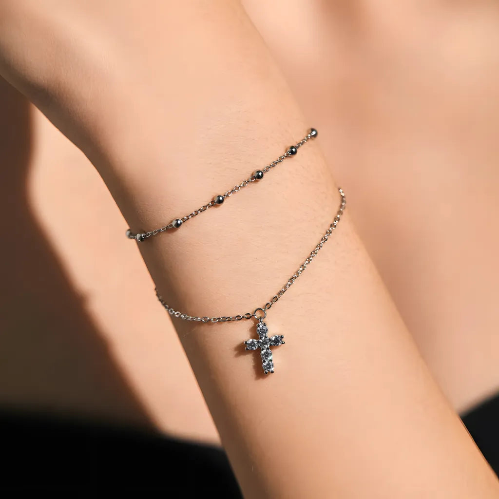 pulseira-de-prata-cruz-com-zirconias-foto-sendo-usado-no-braco