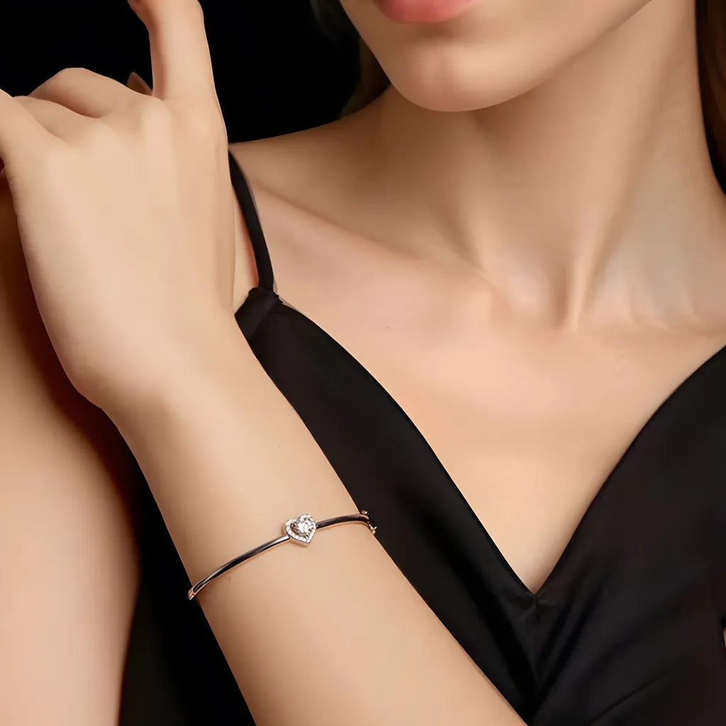 pulseira-de-prata-elaina-com-moissanites-sendo-utilizado-no-braco-esquerdo