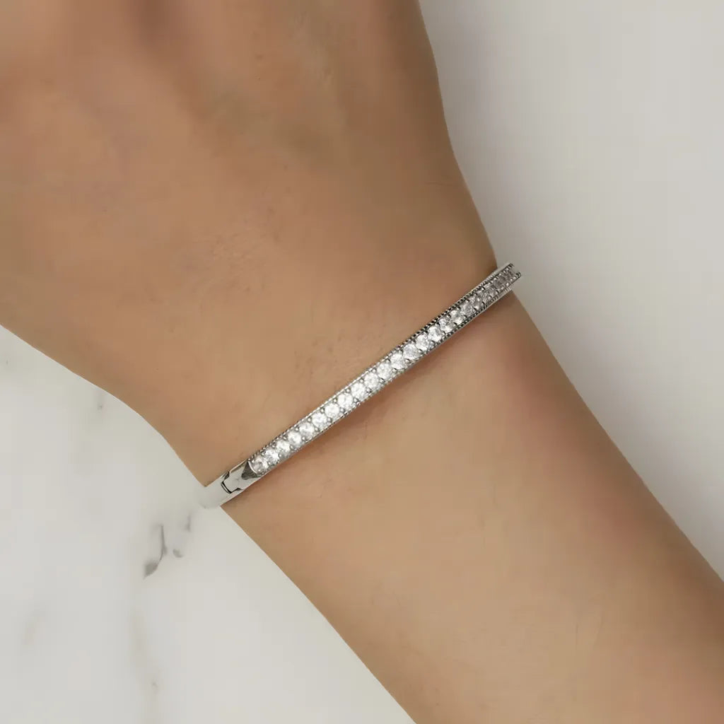 pulseira-de-prata-ember-com-zirconias-sendo-utilizada-no-braco-esquerdo