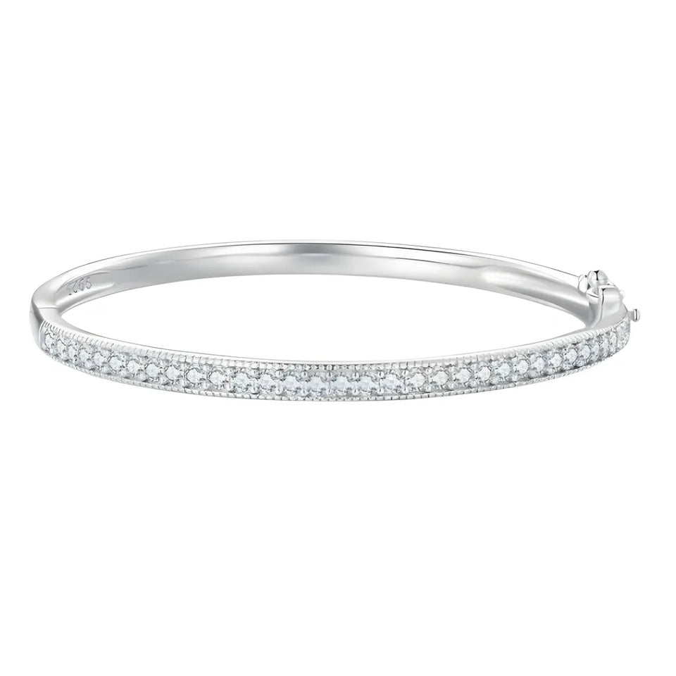 pulseira-de-prata-ember-com-zirconias-no-fundo-branco