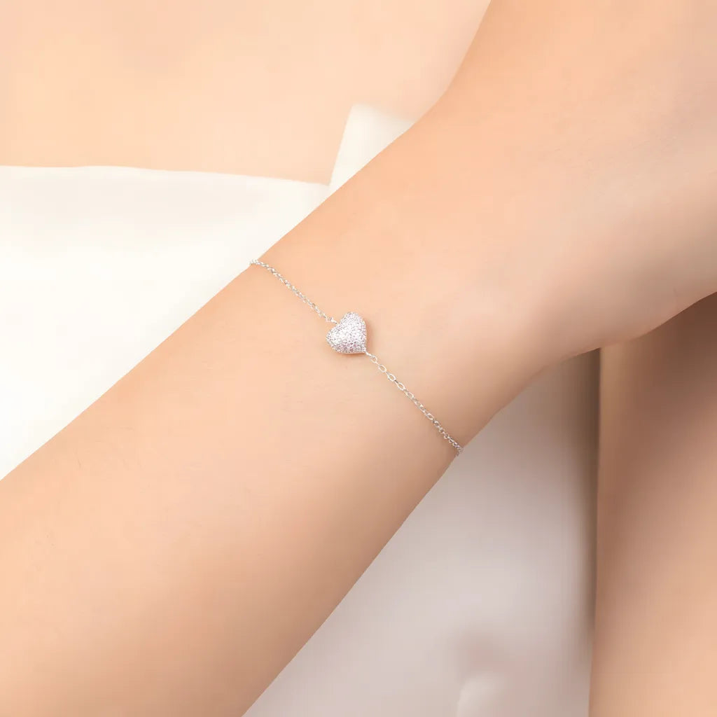 pulseira-de-prata-fleur-com-zirconia-sendo-utilizado-no-braco
