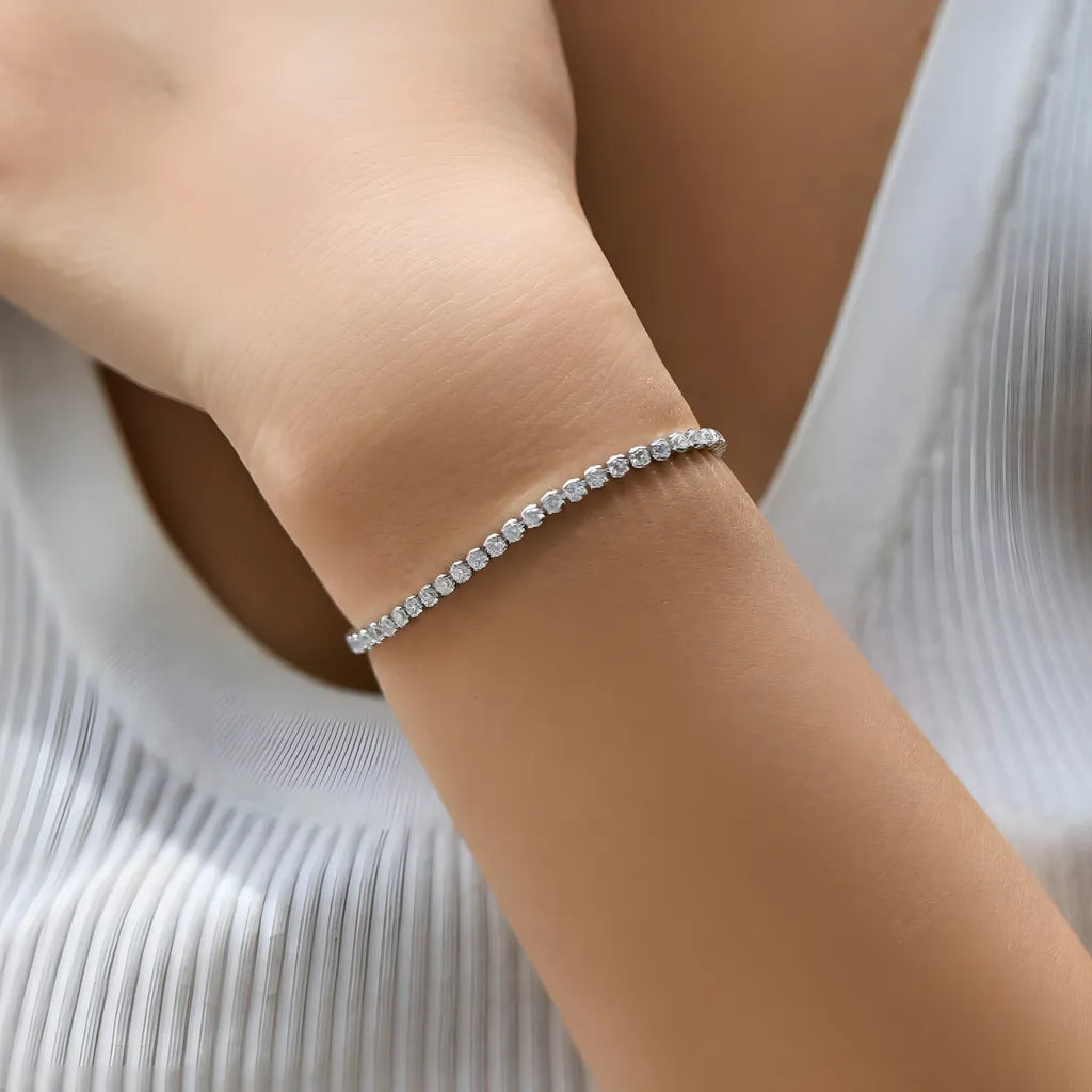 pulseira-de-prata-garnet-com-zirconia-incolor-sendo-utilizado-no-braco
