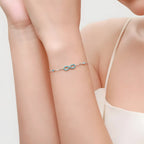 pulseira-de-prata-infinity-com-turquesa-sendo-usado-no-braco
