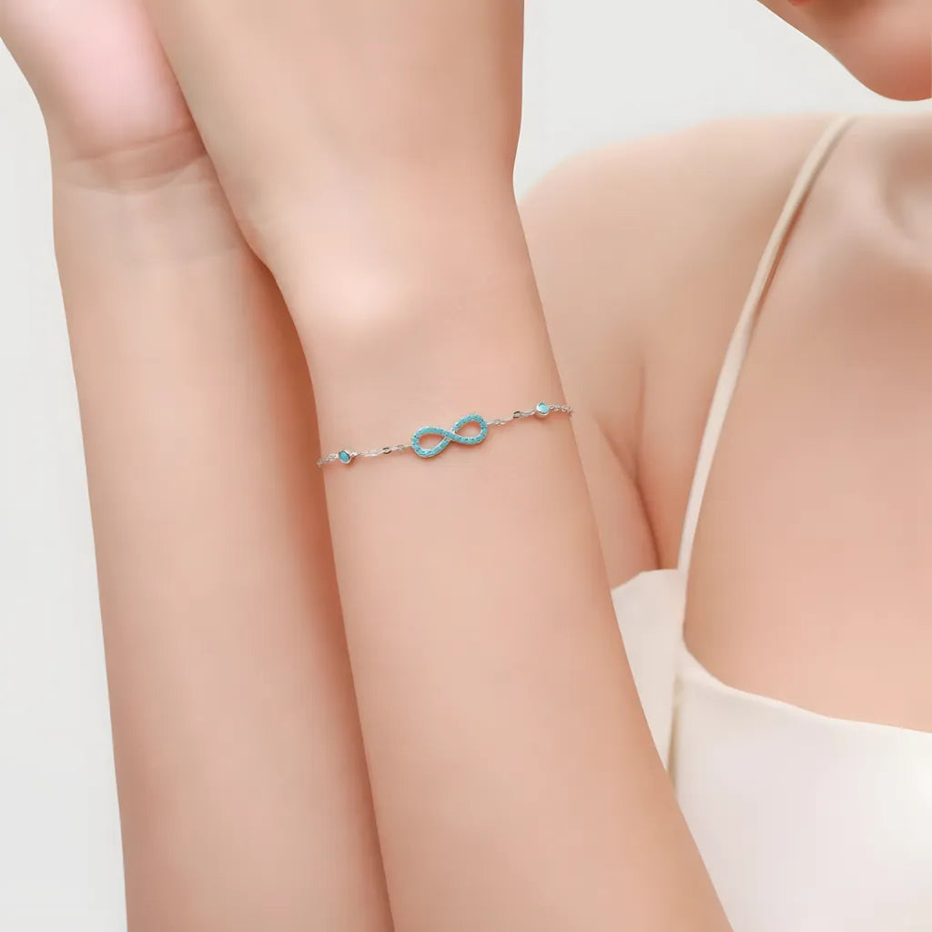 pulseira-de-prata-infinity-com-turquesa-sendo-usado-no-braco