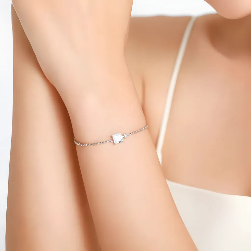 pulseira-de-prata-justice-com-zirconia-sendo-utilizado-no-braco