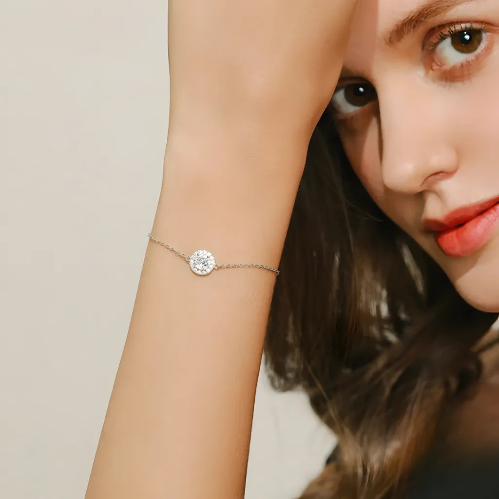 pulseira-de-prata-justine-com-zirconias-foto-sendo-usado-no-braco-direito