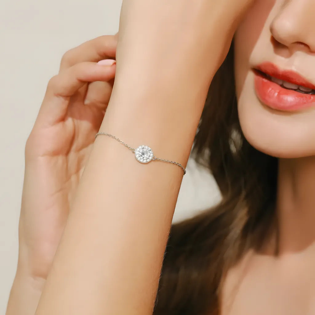 pulseira-de-prata-justine-com-zirconias-foto-sendo-utilizado-no-braço