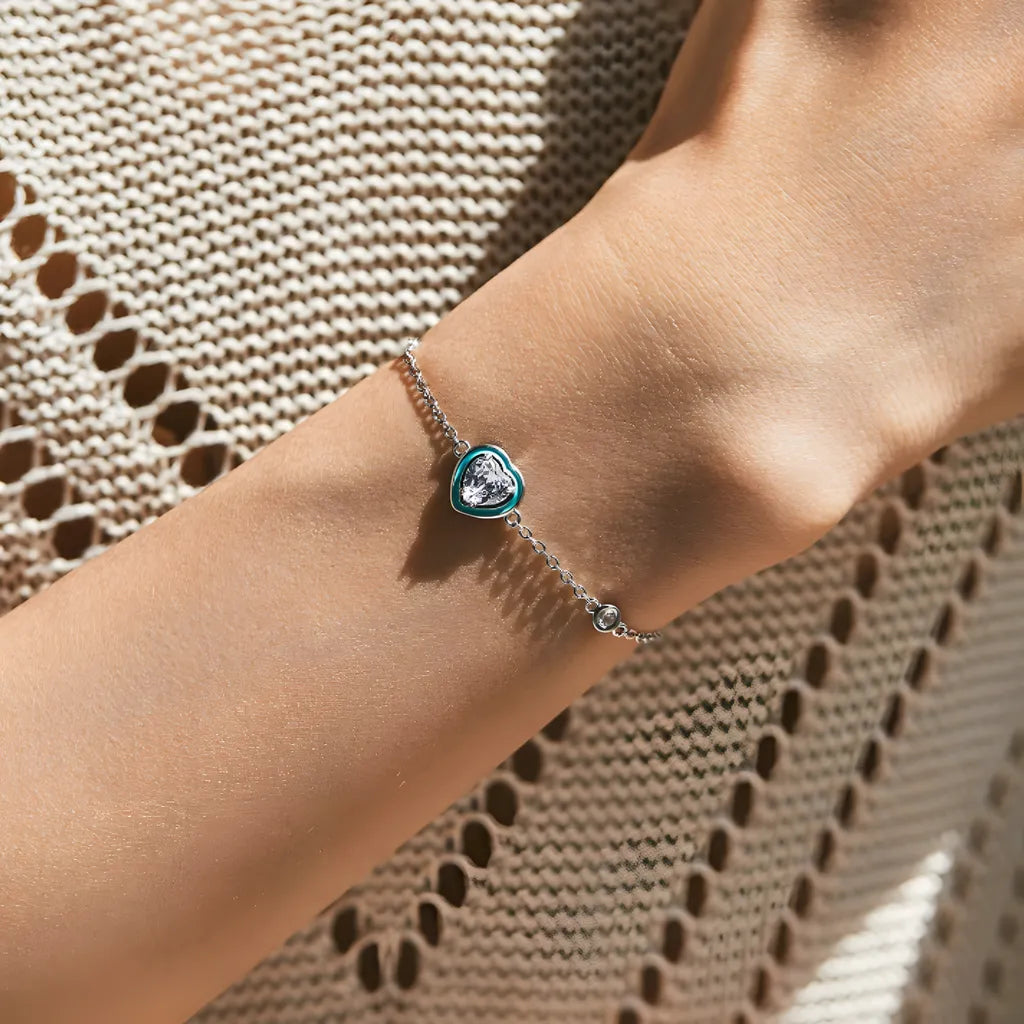pulseira-de-prata-laure-com-zirconias-sendo-utilizado-no-braco