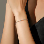pulseira-de-prata-liana-sendo-utilizado-no-braco