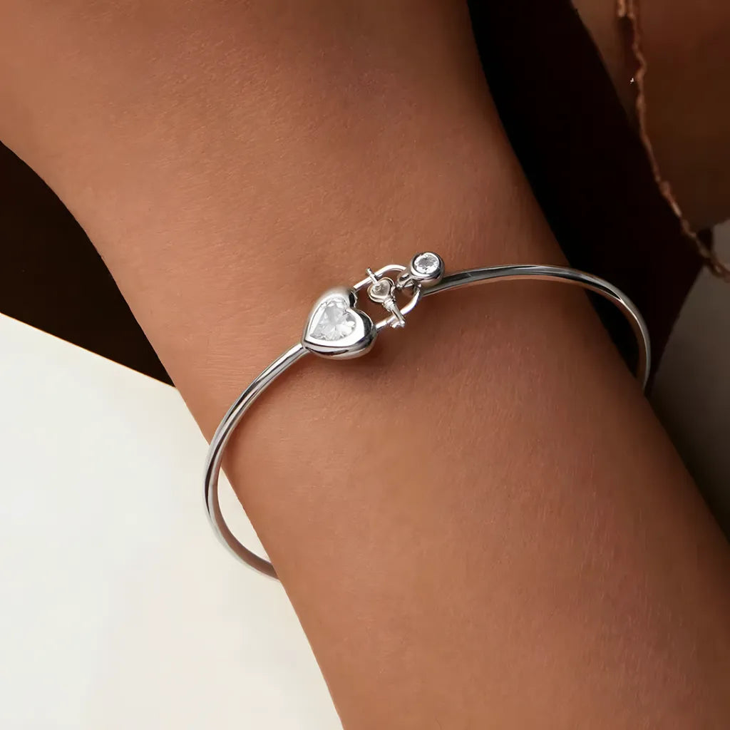 pulseira-de-prata-lock-banhado-em-ouro-branco-com-zirconias-sendo-utilizado-no-braco-direito