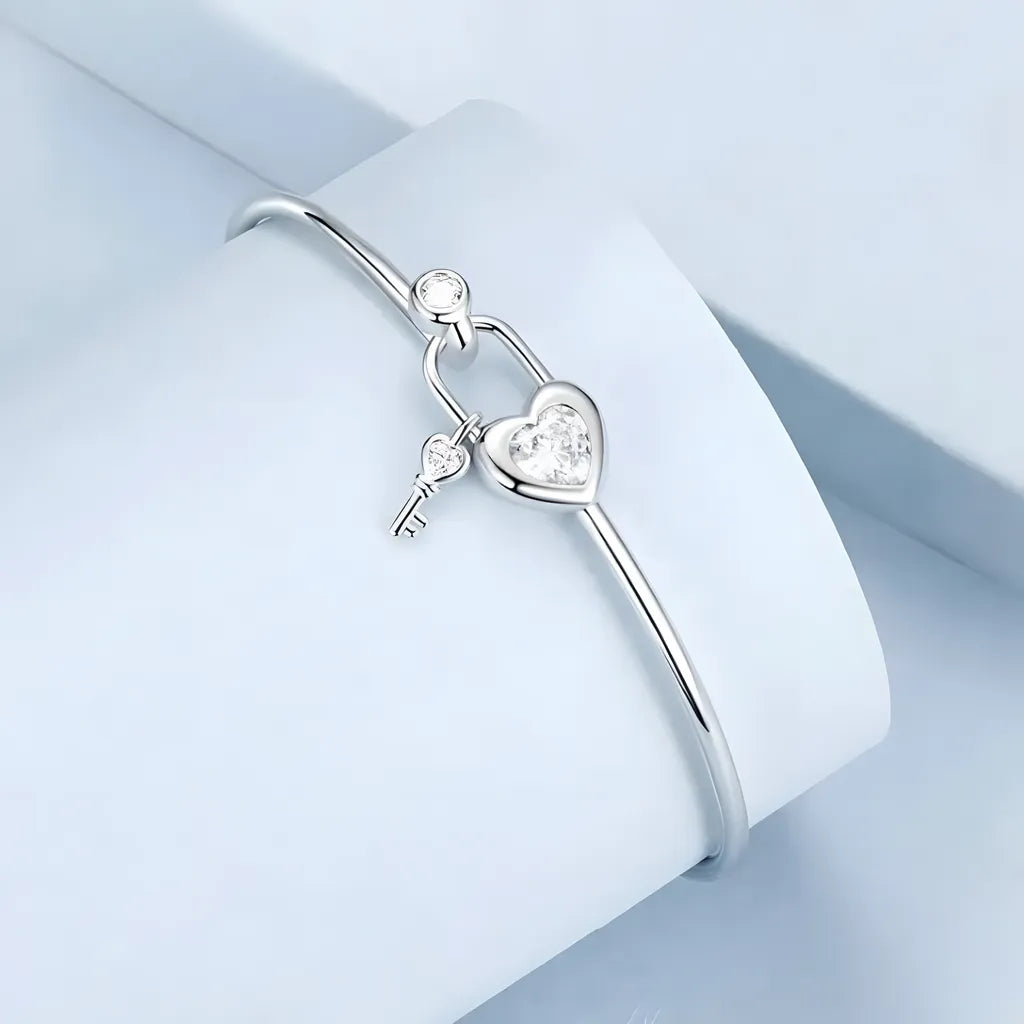 pulseira-de-prata-lock-banhado-em-ouro-branco-com-zirconias-foto-de-cima