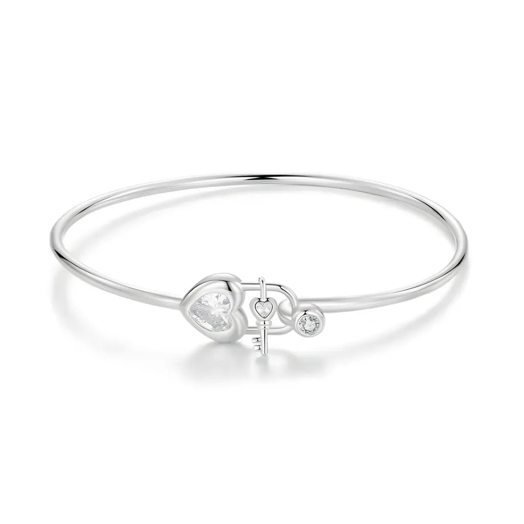 pulseira-de-prata-lock-banhado-em-ouro-branco-com-zirconias-no-fundo-branco