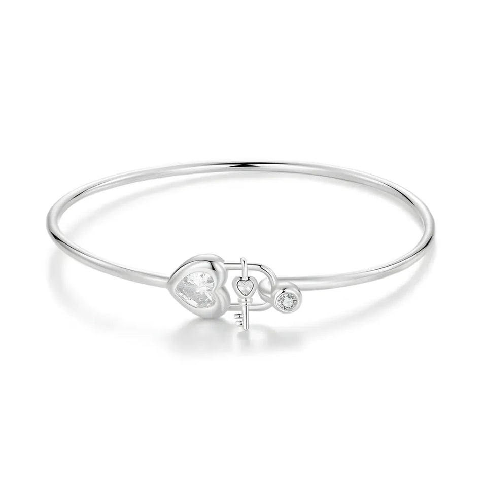 pulseira-de-prata-lock-banhado-em-ouro-branco-com-zirconias-no-fundo-branco