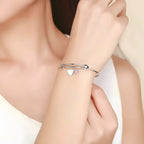 pulseira-de-prata-love-com-zirconia-foto-sendo-utilizado-no-braco