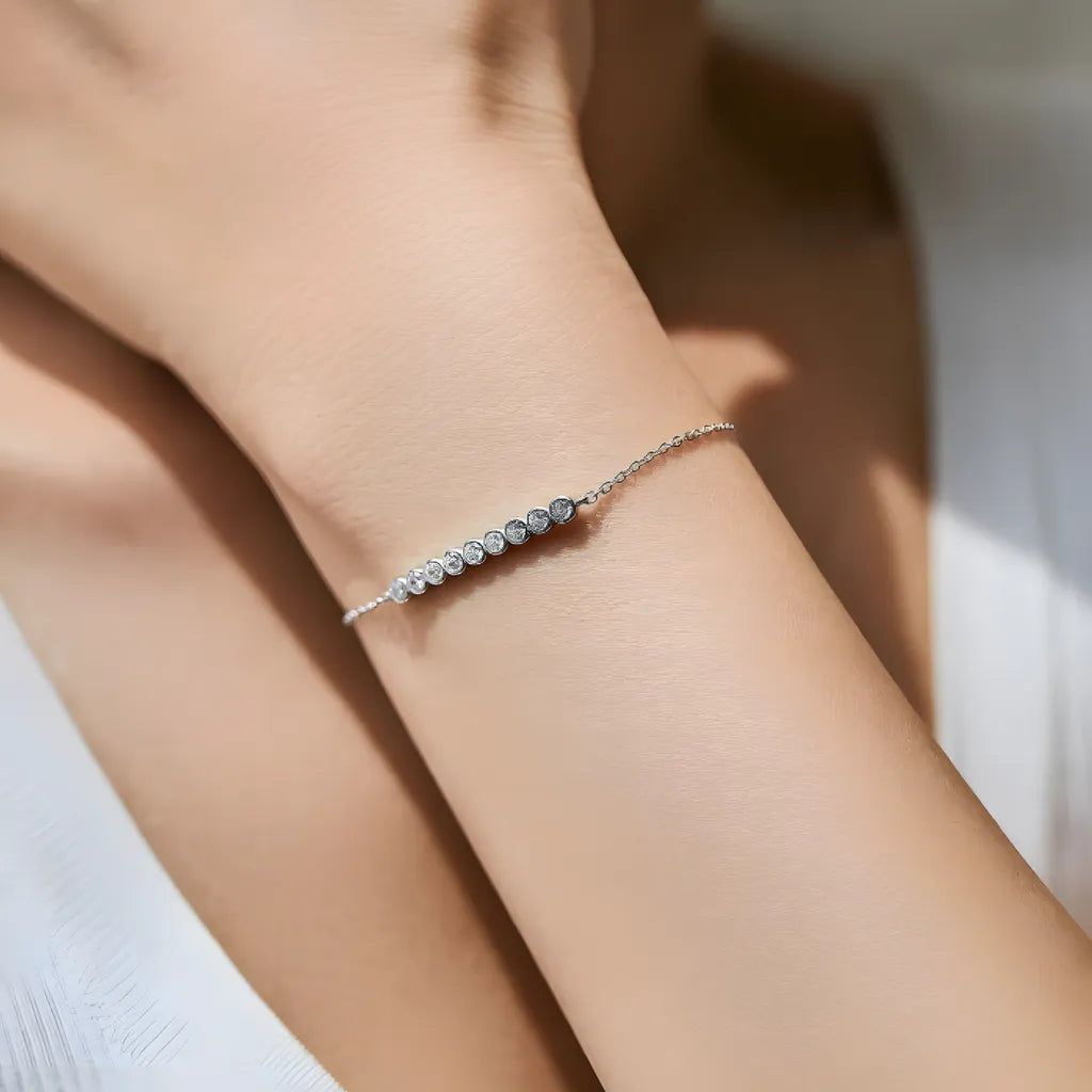 pulseira-de-prata-lucille-com-moissanites-sendo-utilizado-no-braco