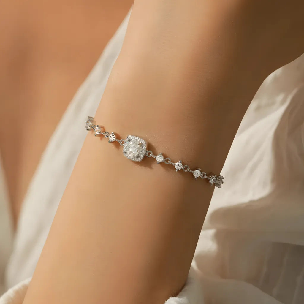 pulseira-de-prata-luxury-com-moissanites-foto-sendo-utilizado-no-braco-direito