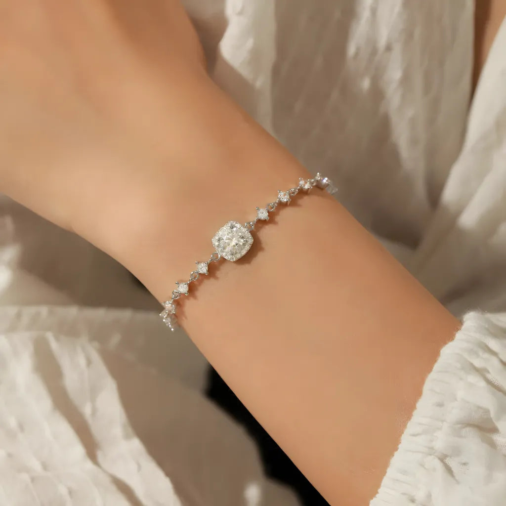 pulseira-de-prata-luxury-com-moissanites-foto-sendo-utilizado-no-braco-esquerdo