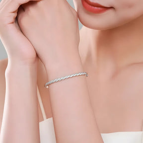 pulseira-de-prata-lyle-com-zirconias-sendo-utilizada-no-braco