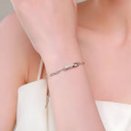 pulseira-de-prata-maelys-com-zirconias-sendo-utilizado-no-braco