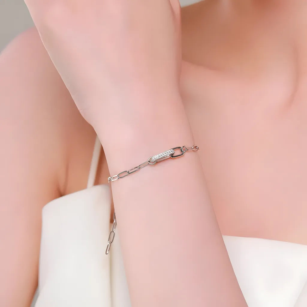 pulseira-de-prata-maelys-com-zirconias-sendo-utilizado-no-braco