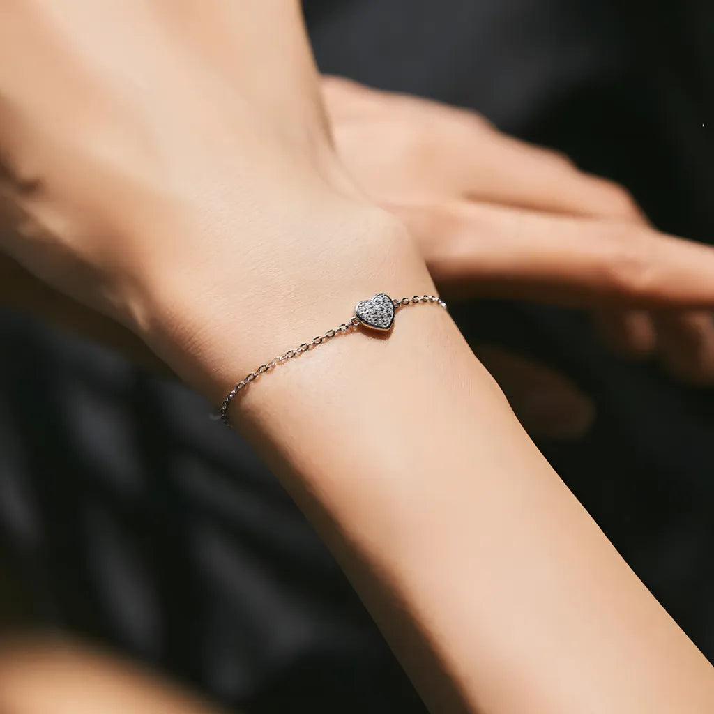 pulseira-de-prata-marion-com-zirconias-sendo-utilizado-no-braco