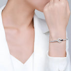 pulseira-de-prata-marjie-com-zirconias-sendo-utilizado-no-braco-esquerdo