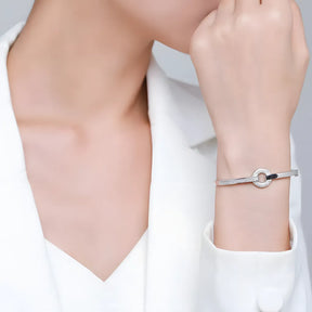 pulseira-de-prata-marjie-com-zirconias-sendo-utilizado-no-braco-esquerdo