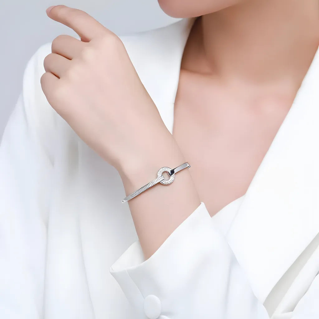 pulseira-de-prata-marjie-com-zirconias-sendo-utilizado-no-braco-direito