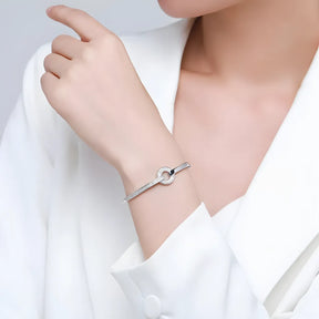 pulseira-de-prata-marjie-com-zirconias-sendo-utilizado-no-braco-direito