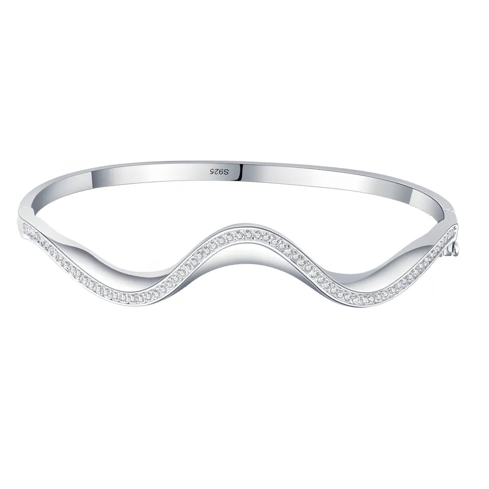 pulseira-de-prata-mavis-com-zirconias-no-fundo-branco