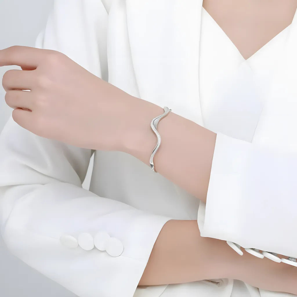 pulseira-de-prata-mavis-com-zirconias-sendo-utilizado-no-braco-esquerdo
