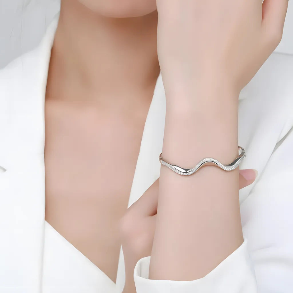 pulseira-de-prata-mavis-com-zirconias-sendo-utilizado-no-braco-direito