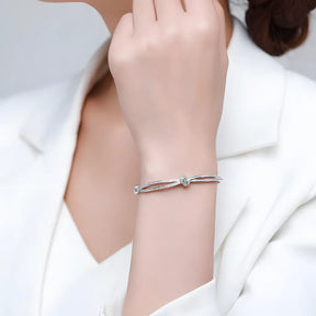 pulseira-de-prata-muguet-com-zirconias-sendo-utilizado-no-braco-esquerdo