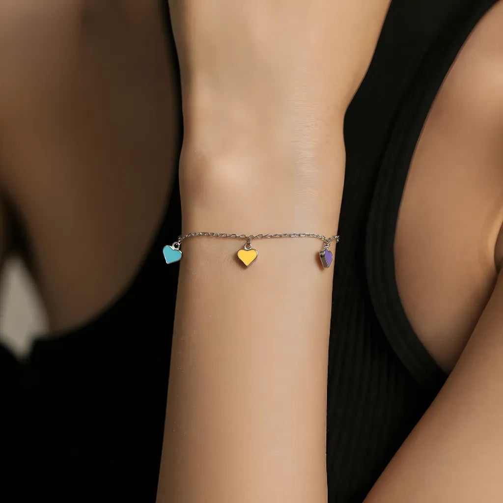 pulseira-de-prata-nanon-sendo-utilizado-no-braco-direito