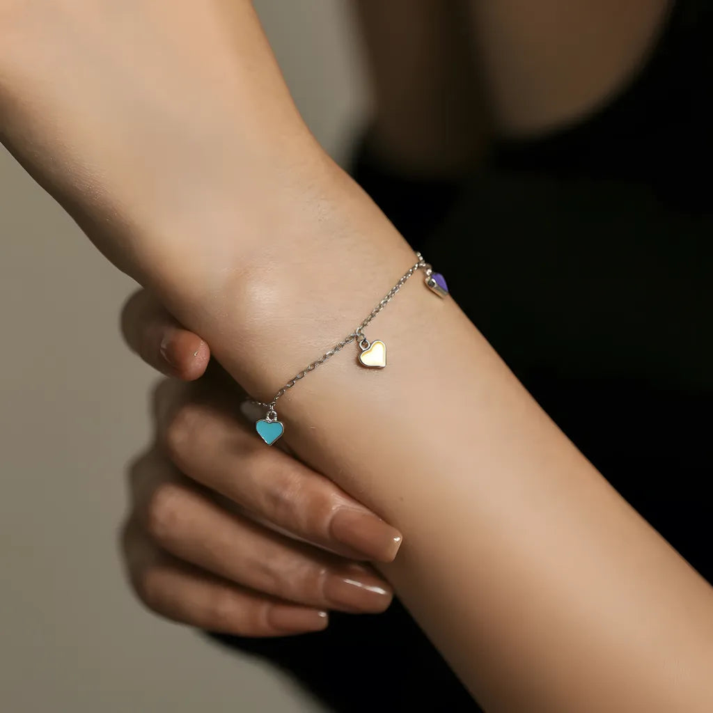 pulseira-de-prata-nanon-sendo-utilizado-no-braco-esquerdo