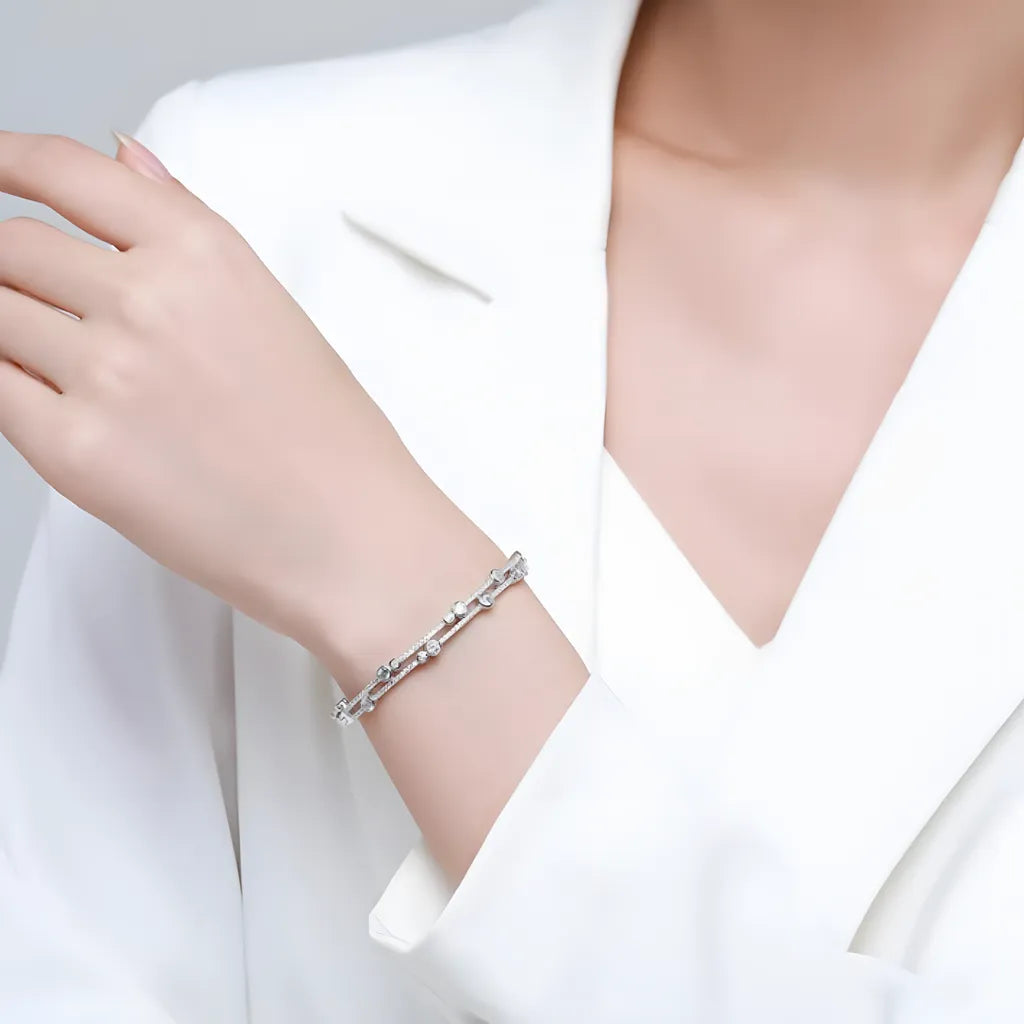 pulseira-de-prata-nichele-com-zirconias-sendo-utilizado-no-braco-esquerdo