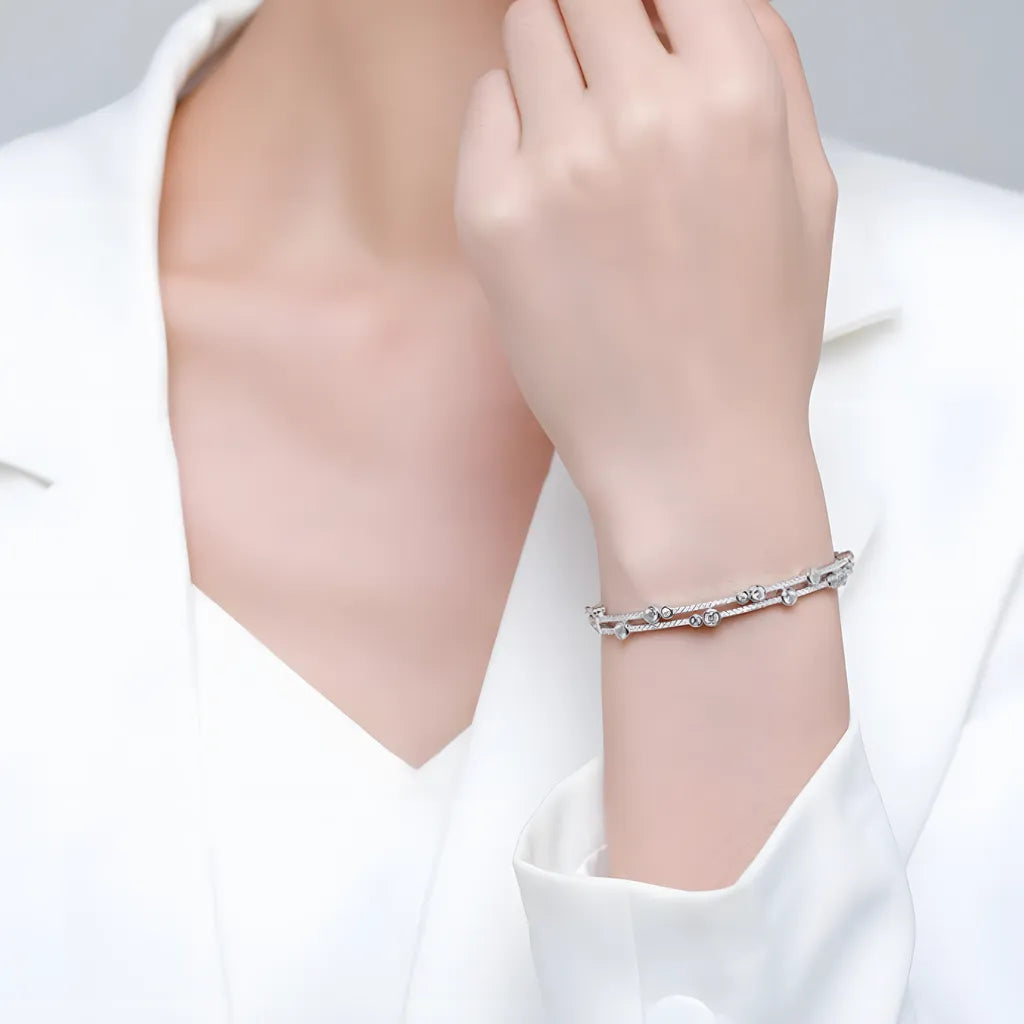 pulseira-de-prata-nichele-com-zirconias-sendo-utilizado-no-braco