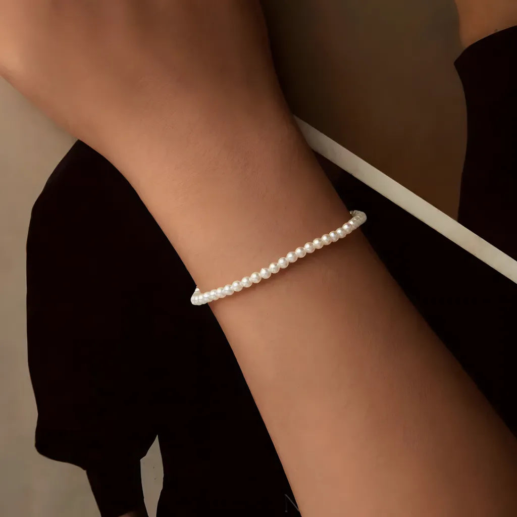 pulseira-de-prata-patrice-com-perolas-sendo-utilizada-no-braco