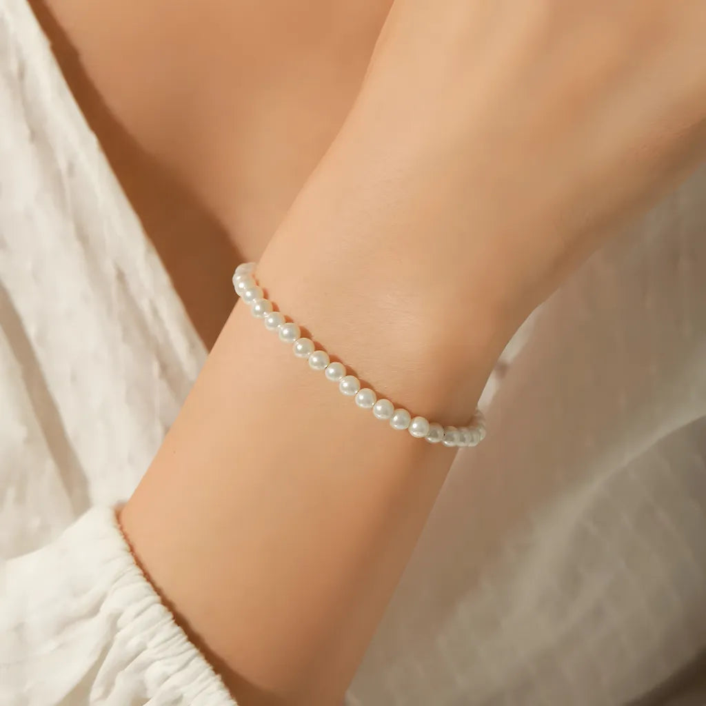 pulseira-de-prata-pearl-com-perolas-sendo-utilizado-no-braco