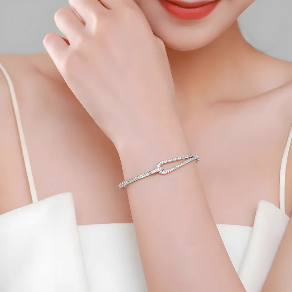 pulseira-de-prata-prune-com-zirconias-sendo-utilizada-no-braco