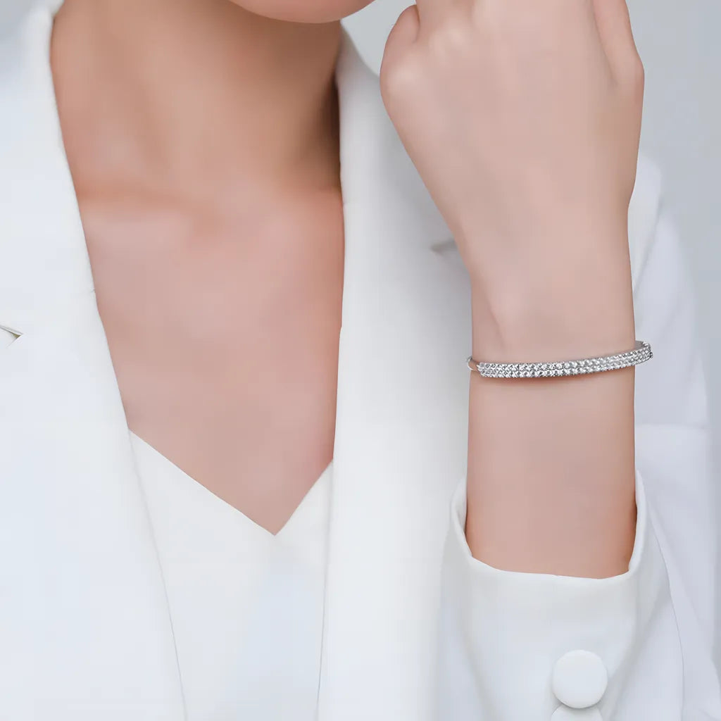 pulseira-de-prata-quincy-com-zirconias-sendo-utilizado-no-braco-direito