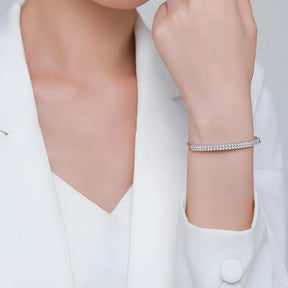 pulseira-de-prata-quincy-com-zirconias-sendo-utilizado-no-braco-direito