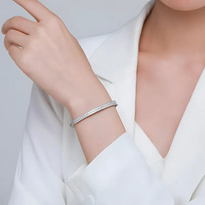 pulseira-de-prata-quincy-com-zirconias-sendo-utilizado-no-braco