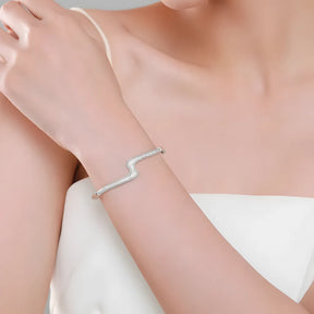 pulseira-de-prata-ray-com-zirconias-sendo-utilizado-no-braco