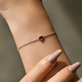 pulseira-de-prata-romantic-com-zirconia-rosa-sendo-utilizado-no-braco