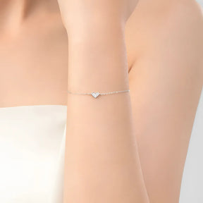 pulseira-de-prata-sophie-com-zirconias-sendo-usado-no-braco