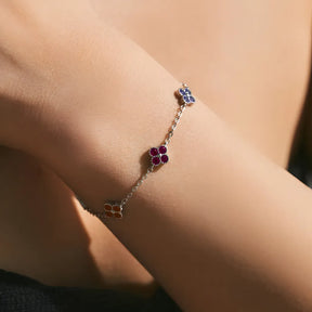 pulseira-de-prata-trevo-com-zirconia-colorida-sendo-utilizada-no-braco