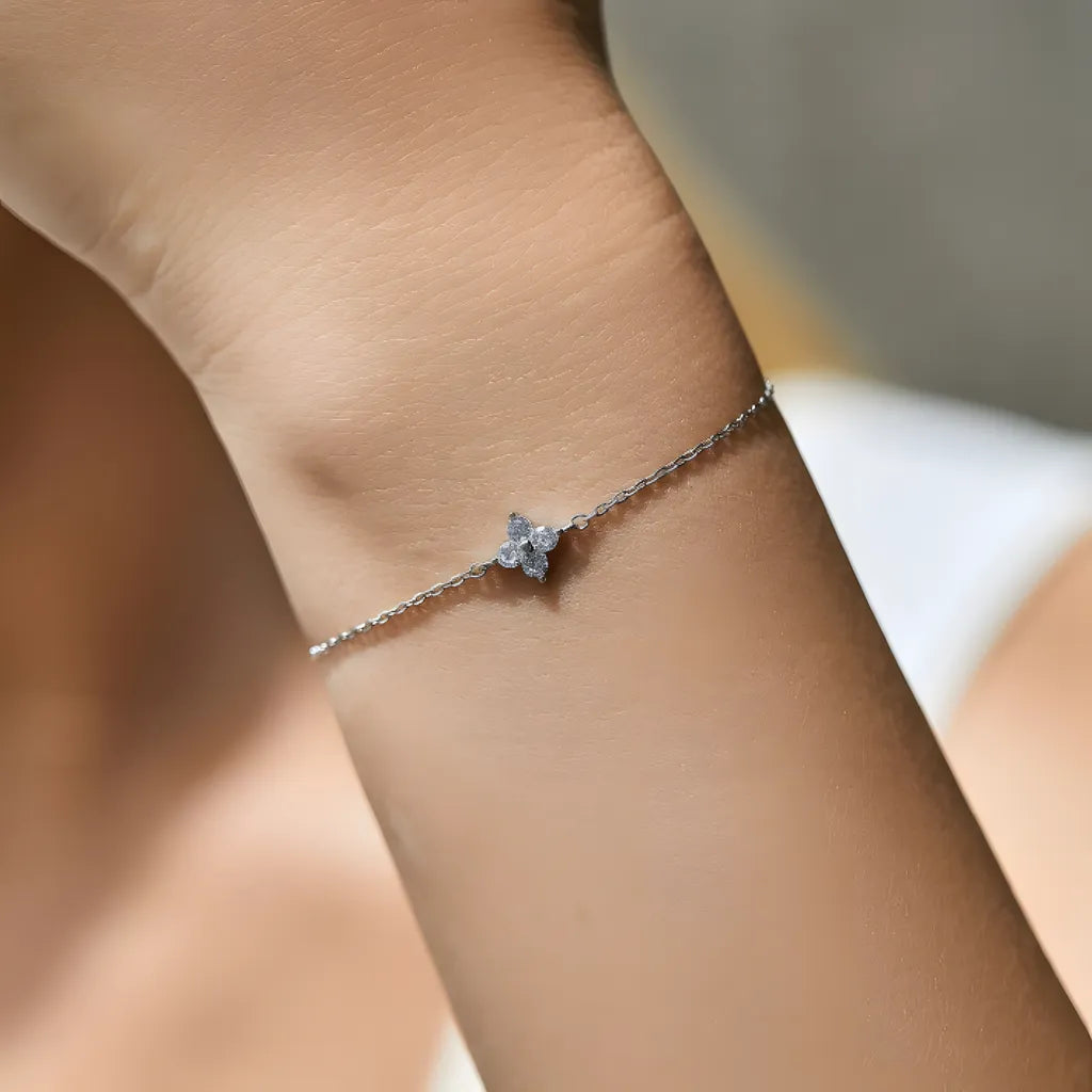 pulseira-de-prata-veneza-com-zirconia-sendo-usada-no-braco