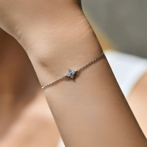 pulseira-de-prata-veneza-com-zirconia-sendo-usada-no-braco
