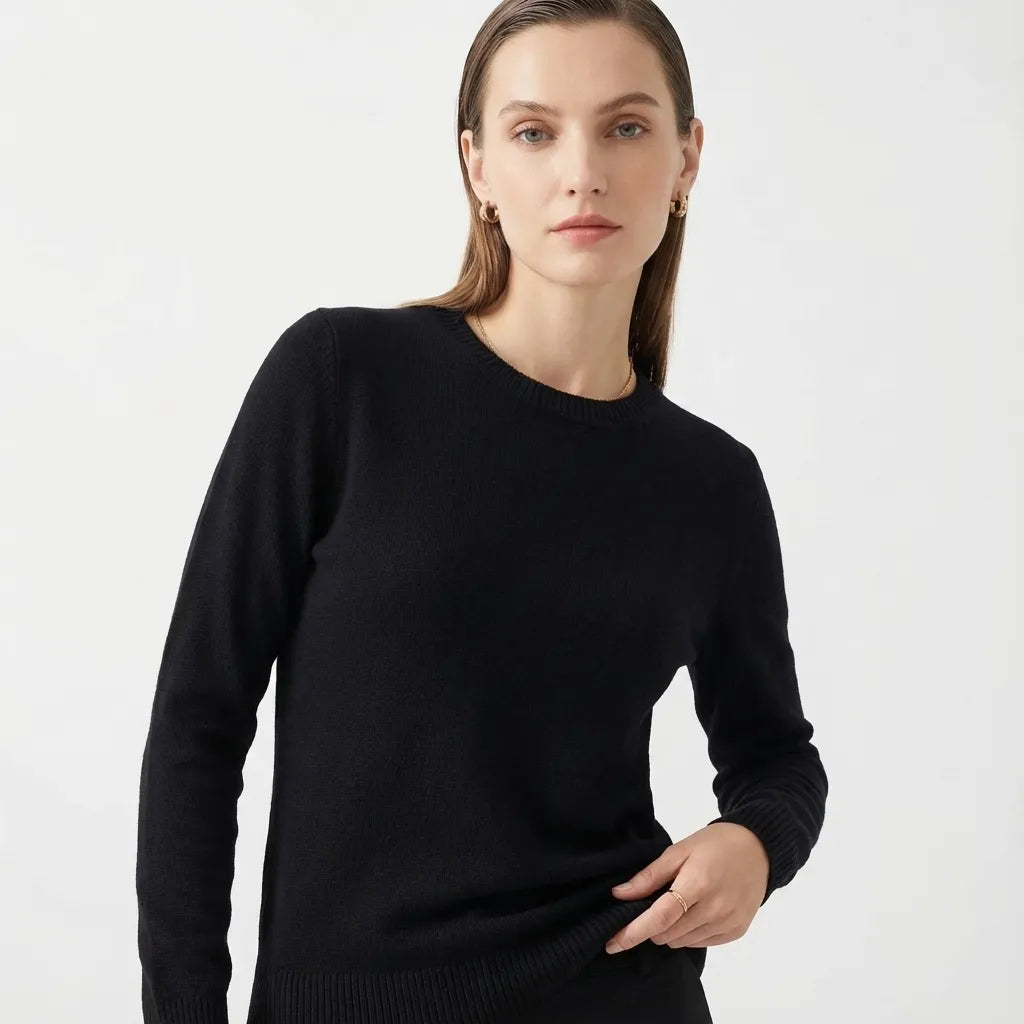 sueter-feminino-em-trico-com-gola-redonda-let-frente-perto